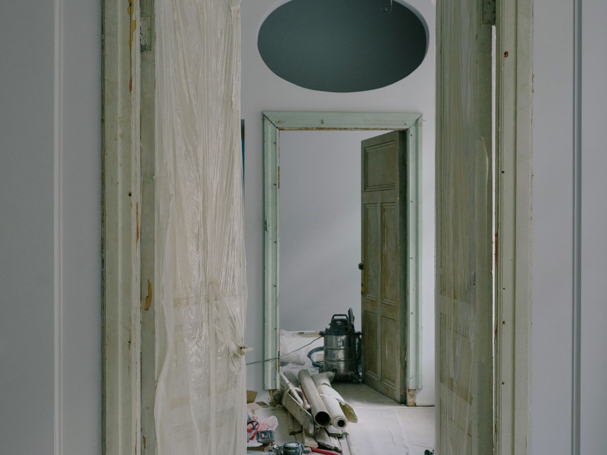 Interior de apartamento em reforma com material de obra no chão